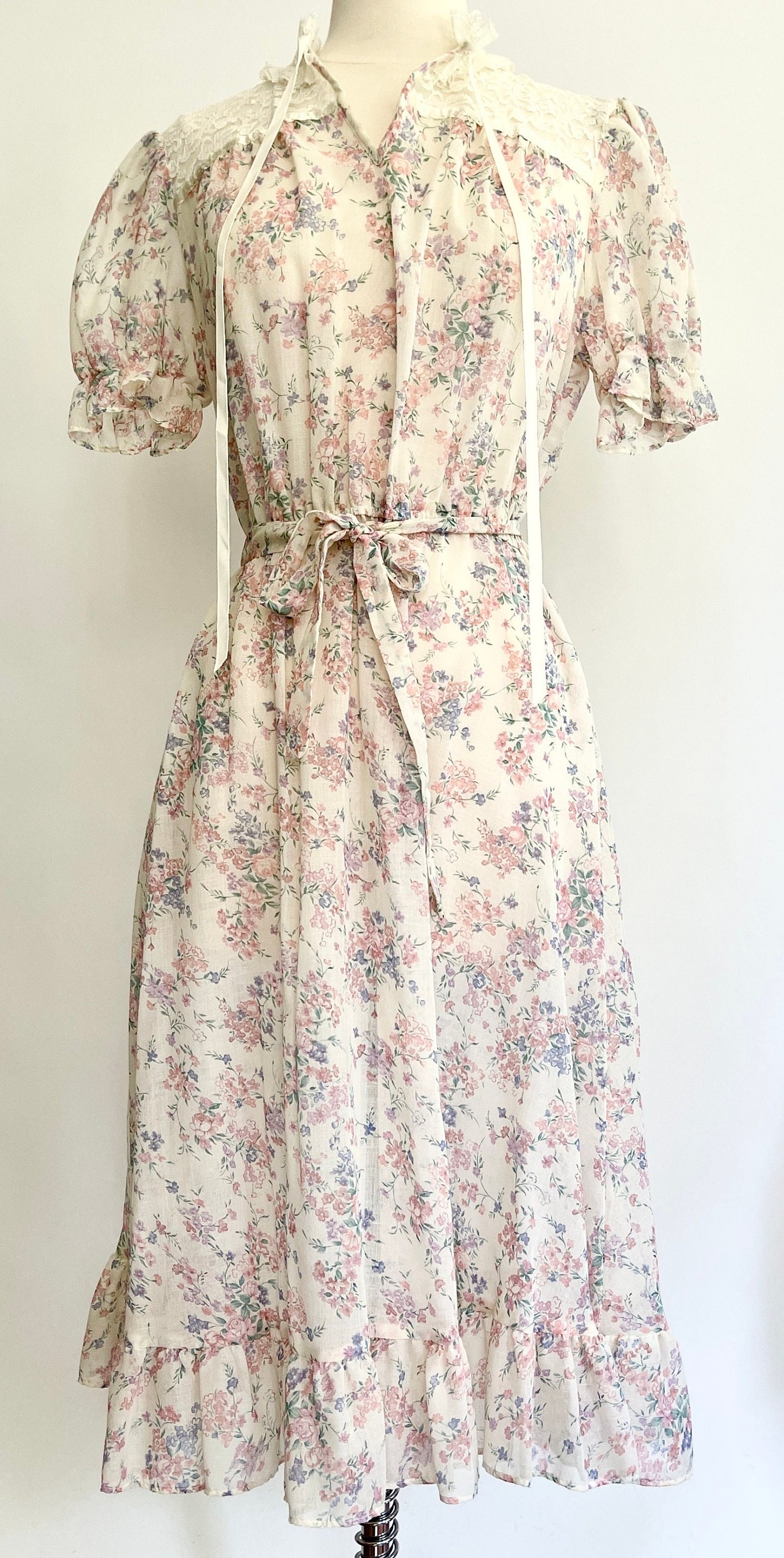 Vintage 70s Pastel Floral Prairie Dress Lace Trim Short Sleeve