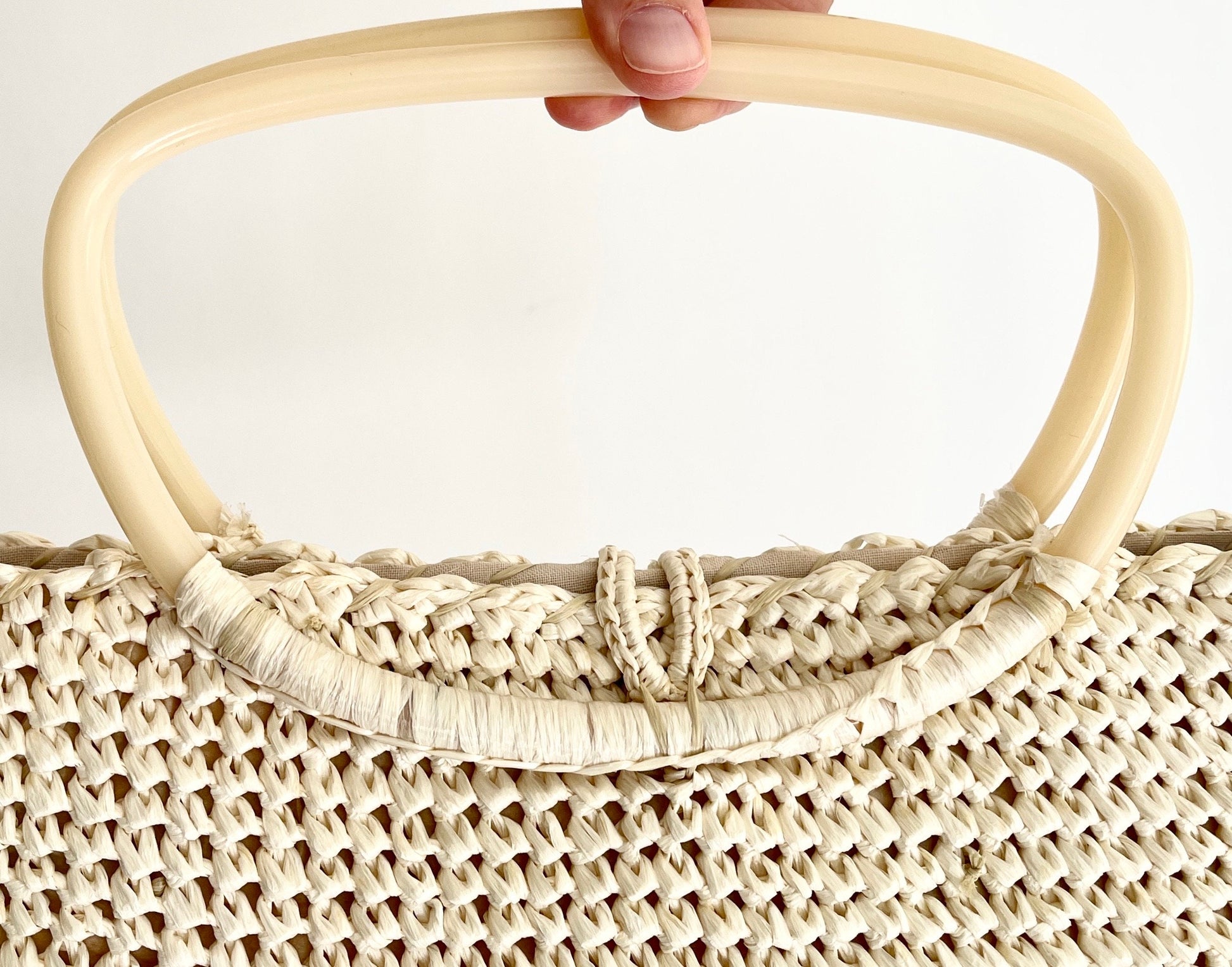 Vintage Woven Raffia Bag: 1950s-60s White Purse with Plastic Handles