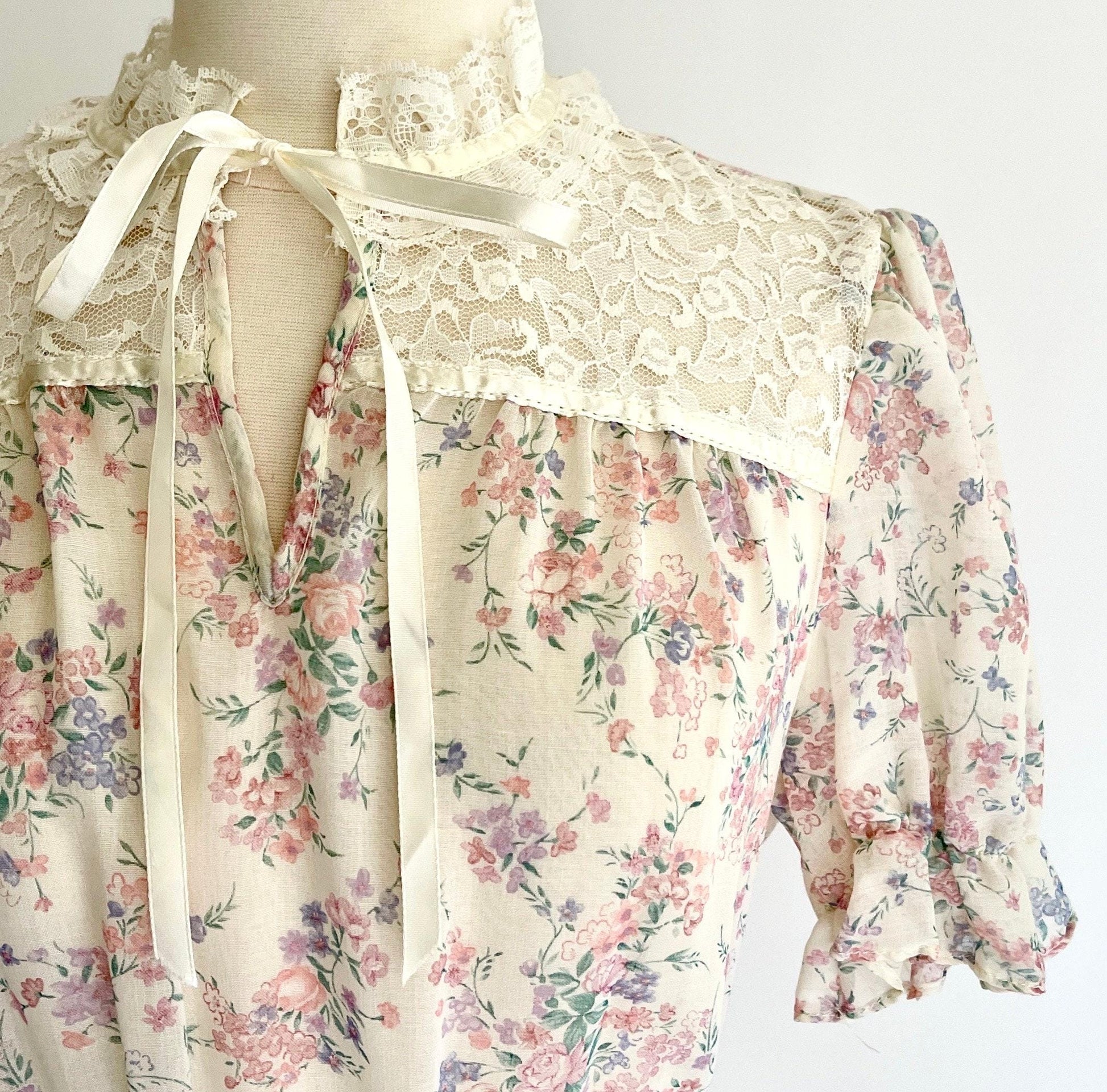 Vintage 70s Pastel Floral Prairie Dress Lace Trim Short Sleeve