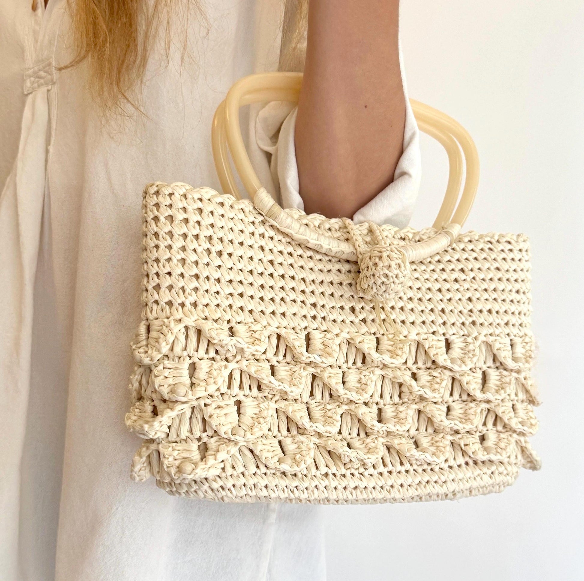 Vintage Woven Raffia Bag: 1950s-60s White Purse with Plastic Handles